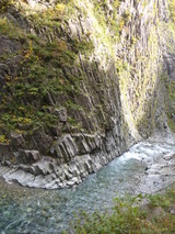 トンネル内から見る渓谷美