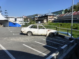 駐車場に放置された車