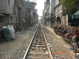 線路わきにバイク、ごみなんでもあり