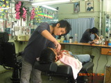 ベトナムの床屋は顔も剃る