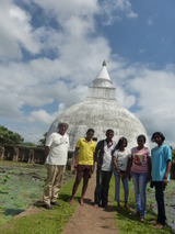 ストーパを背に