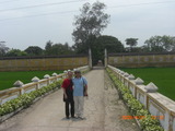 ベトナム戦争戦死者墓地前