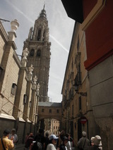 小路から見るサントトメ教会