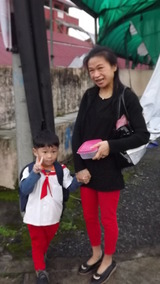 登校する母と子
