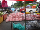 鶏肉は堂々とマレー人が売る