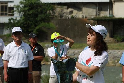 トーチに火がともり