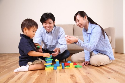 親子で遊んでいる