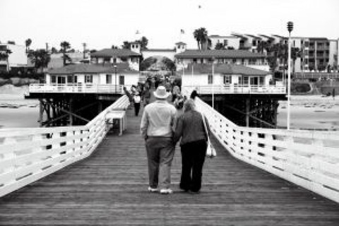 old-couple-walking-on-a-bridge_2749751