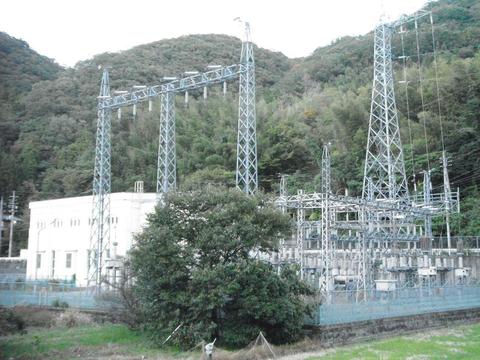 益田市の豊川発電所 斜め後ろ