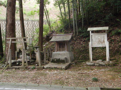 岸静江国治の墓 周囲 益田市多田町