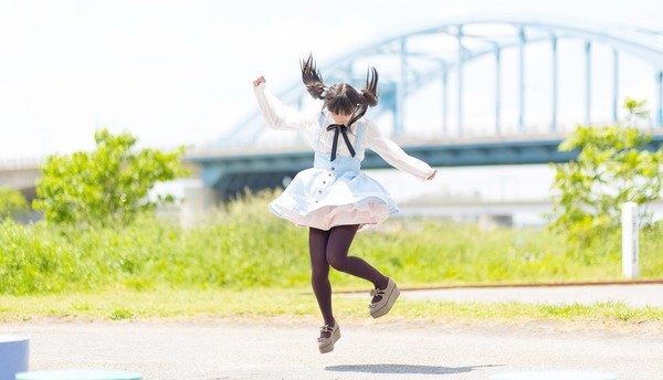 跳ねる少女
