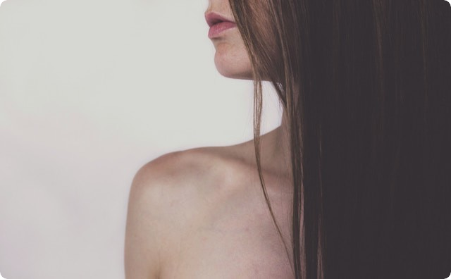 女性の後ろ姿