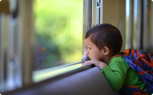電車に乗っている子供
