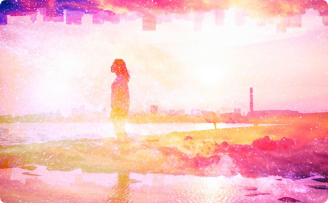 夕焼けに佇む女性