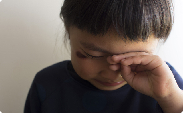 虐待される子供