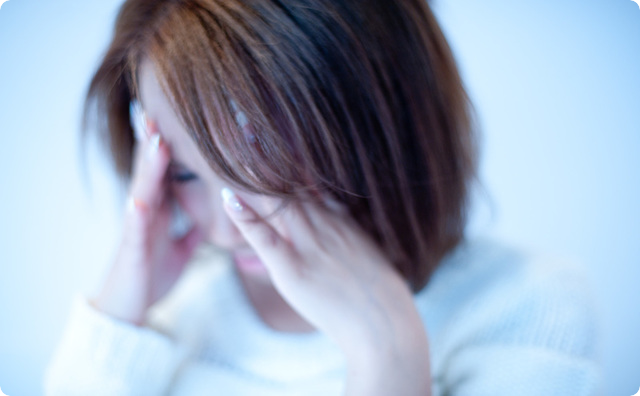 悩む女性