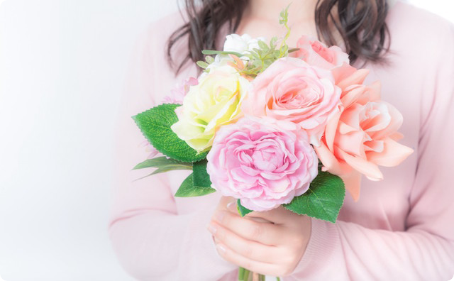 花束を持つ女性
