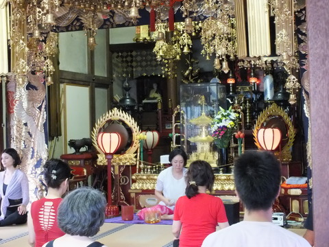 お寺でYoga18