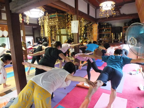 お寺でYoga17
