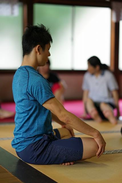 お寺でYoga1-2