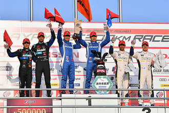 17-r1_GT500_podium