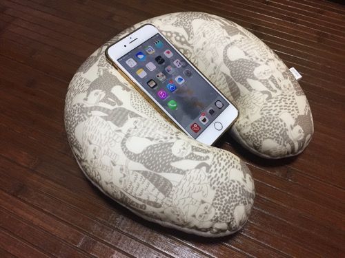 スリーコインズネックピロー写真