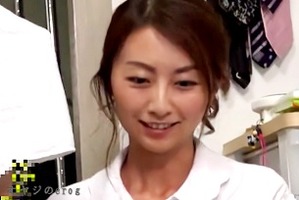 青木玲、冬木舞!タオルも跳ね除ける若い巨根に釘付けの熟女マッサージ師・・・