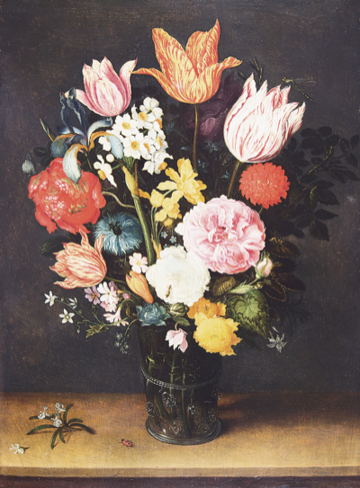 机上の花瓶に入ったチューリップと薔薇