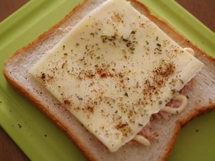 朝に簡単ツナマヨチーズのチリトースト02
