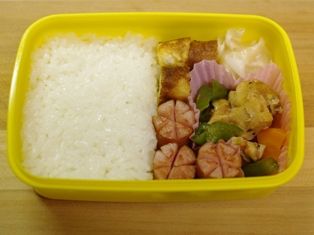 詰めるだけご飯でクリスマスゆきだるまのキャラ弁当02