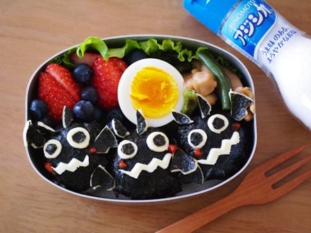 アジシオでつくる、コウモリトリオのおにぎり弁当