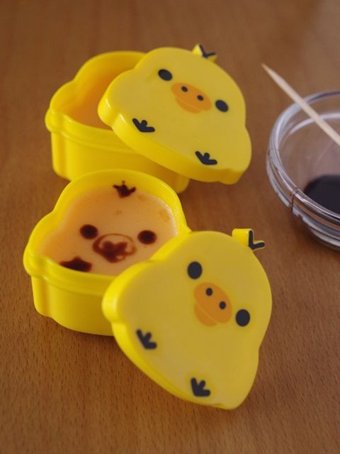 キイロイトリの容器でプリンとチョコレート描き