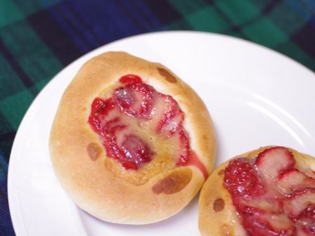 イチゴのまんまるおやつパン