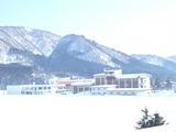 稲川庁舎と国見山