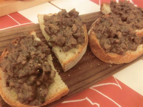 「鶏レバーのクロスティーニ」