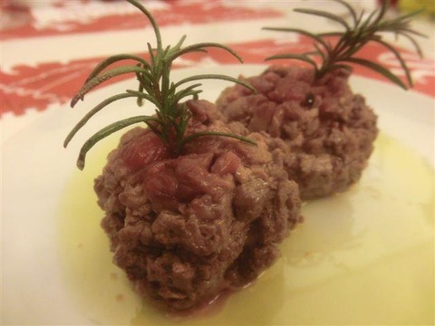 「馬肉のレアハンバーグ」