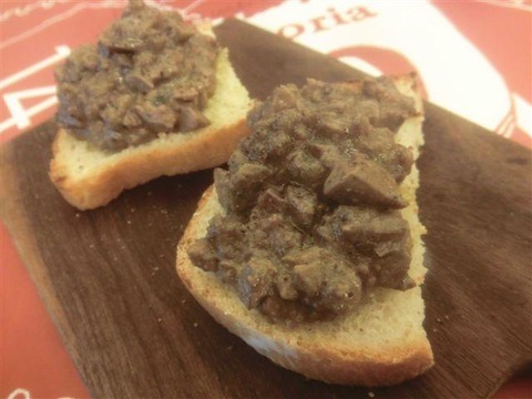 「鶏レバーのクロスティーニ」