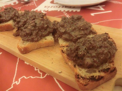 「鶏レバーのクロスティーニ」