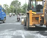 【動画】 工事中の道路で寝ていた犬、アスファルトに埋められロードローラーでひかれる　投稿動画に世界が衝撃