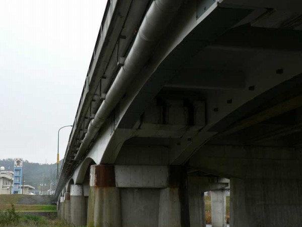橋の下