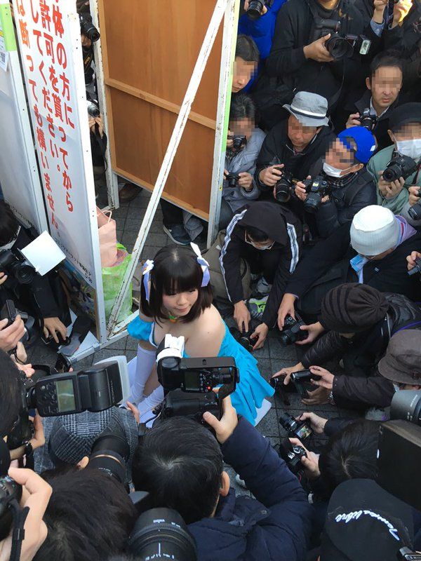 コミケ ノーパン 画像あり】ノーパンのコスプレイヤーが出現！！コミケやべーな : もみあげチャ～シュ～