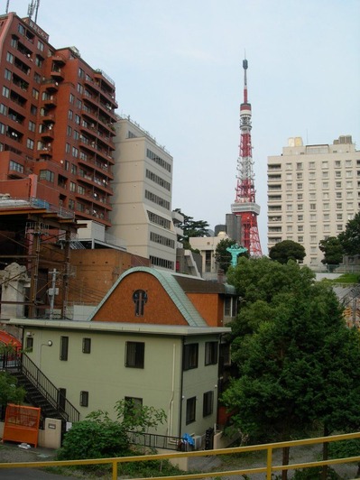 4_スリバチの底から東京タワーを見上げる