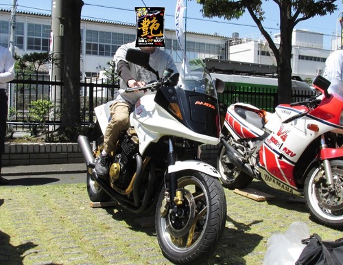 aknS8fK-