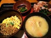 鶏と卵と二色そぼろ丼と豚汁(大戸屋)