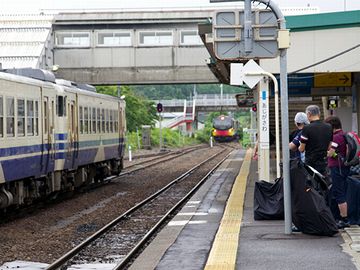 『鰺ケ沢駅』。混雑した画像は、1枚もありませんでした。これは、『くまげら』が入ってきたところ。