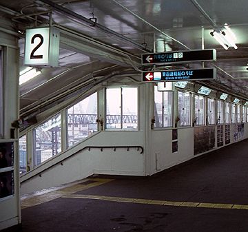 『青函連絡船のりば』の案内表示があるころの青森駅跨線橋(1988.1.15)