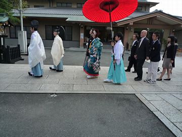 神主さんの袴の色が、浅葱色です