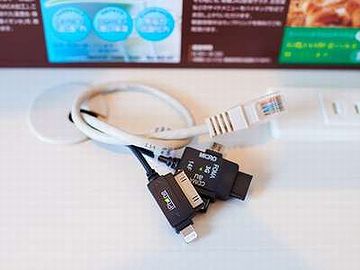 デスクの穴からLANケーブルが出てて、無料でネットにつなげます