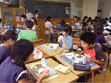 机をくっつけて食べました。でも、教室がしばらく臭くて、ちょっと嫌でしたね。