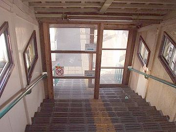 古びた跨線橋を渡り、隣のホームへ